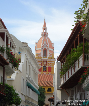 Una impresionante vista de la torre de la catedral de Cartagena enmarcada por la arquitectura colonial, capturando la esencia del encanto histórico de esta ciudad colombiana.
